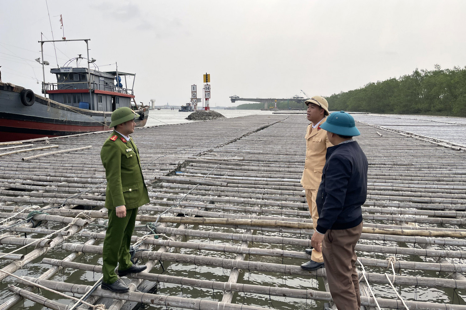 Cưỡng chế di chuyển lồng bè nuôi thủy sản trên sông không đúng điểm