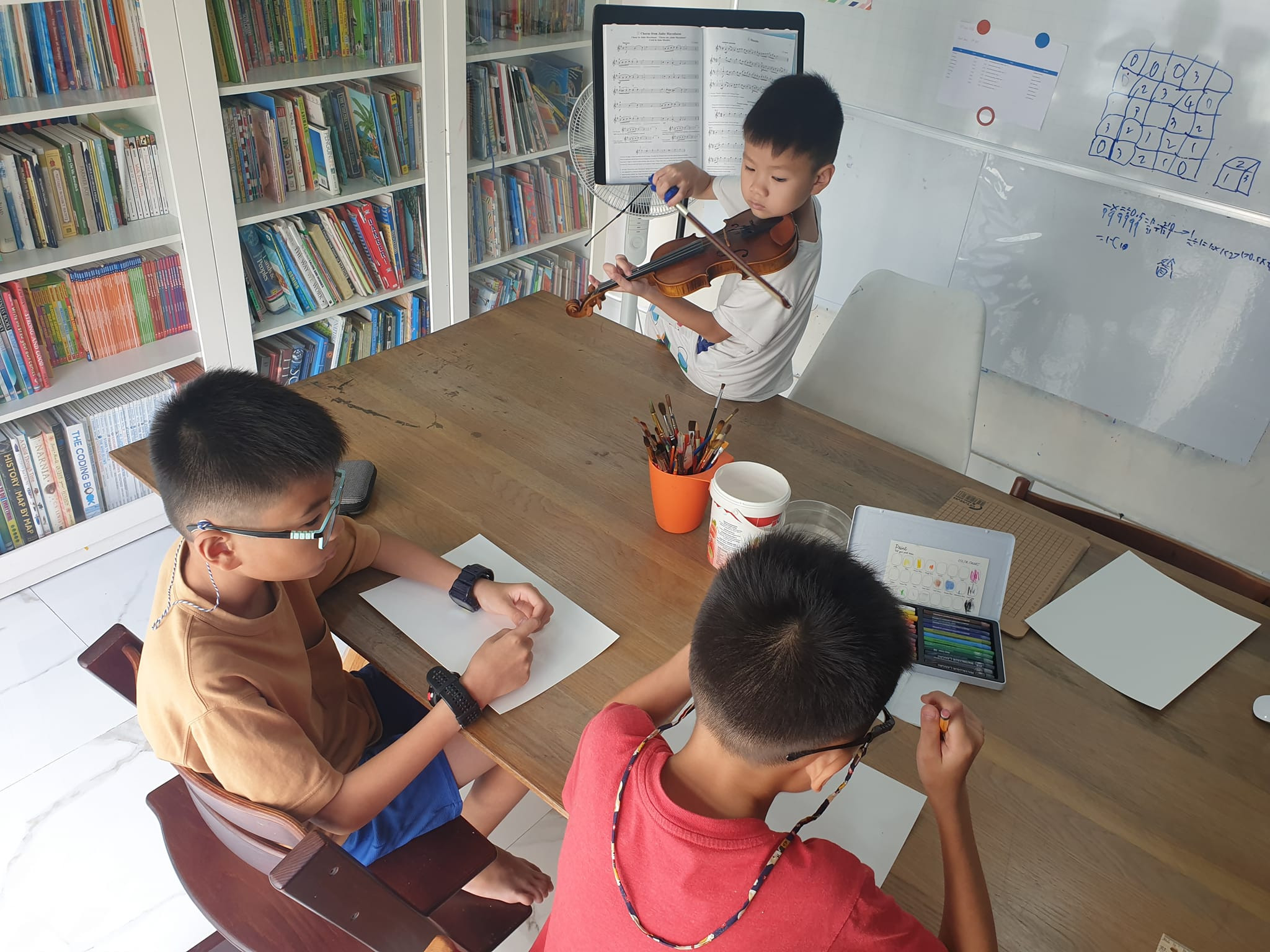Không đến trường, 3 con được mẹ Việt tự dạy theo chương trình Mỹ