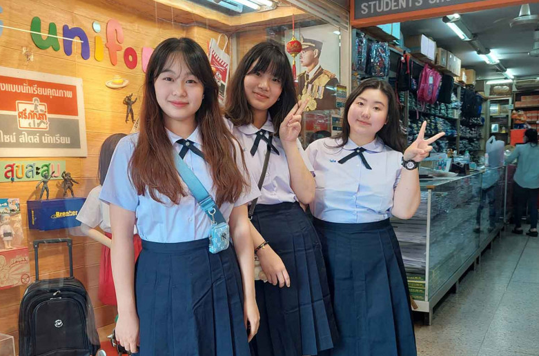 นักท่องเที่ยวใส่ชุดนักเรียนไทยถ่ายรูปจะถูกปรับ 700,000 VND