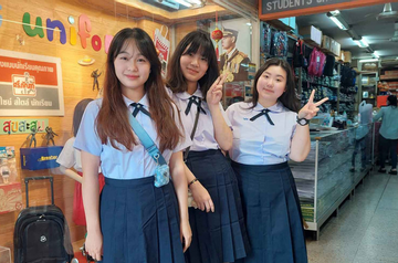 Du khách mặc đồng phục học sinh Thái Lan chụp ảnh có thể bị phạt 700 nghìn đồng