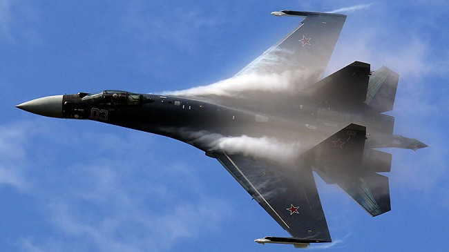 Su-35 nhào lộn 360 độ tránh được tên lửa