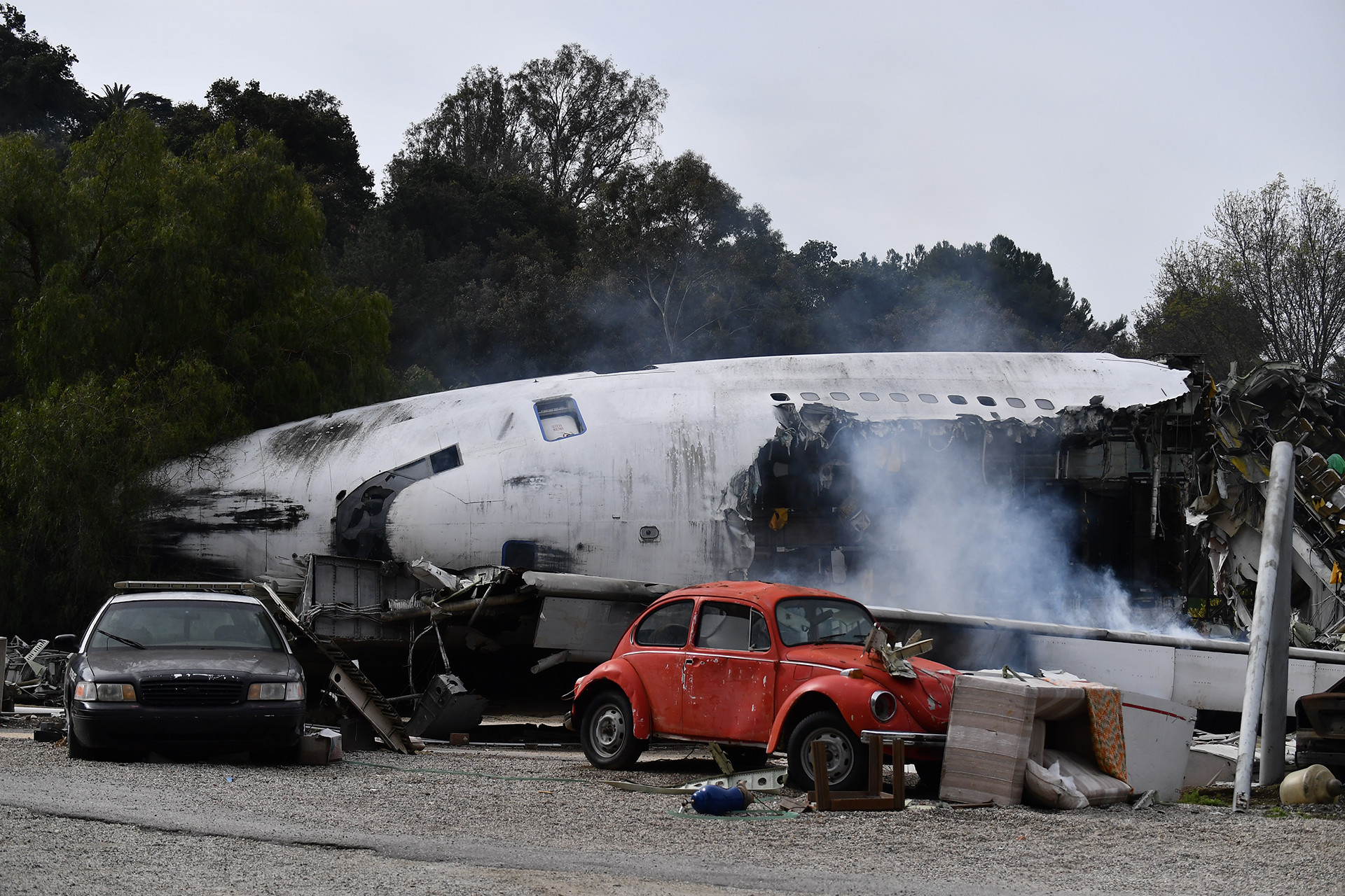 Xác máy bay rơi, khói lửa như thật trong trường quay Hollywood