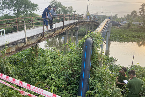 Phát hiện thi thể hai thanh niên dưới kênh