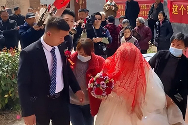 Người trẻ Trung Quốc xếp hàng xin vía Thần tài, 'né' Thần tình yêu