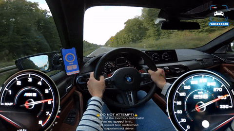 Xem xe thể thao BMW M5 'xé gió' hơn 300 km/h trên cao tốc