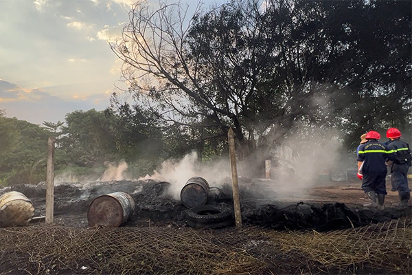 TP.HCM: Dân đốt rác gây cháy lớn bãi tập kết lốp xe không phép