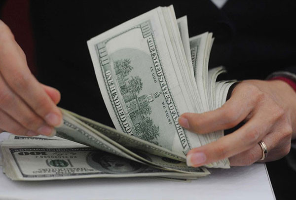 Giá USD ngân hàng lao dốc, USD tự do vẫn đi lên