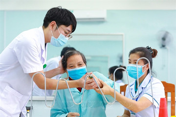 Japanese rehab technician volunteers to help Vietnamese patients