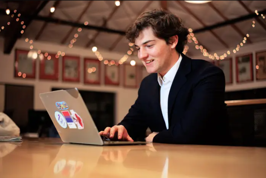 Nam sinh 18 tuổi 'hạ bệ' Chủ tịch Đại học Stanford