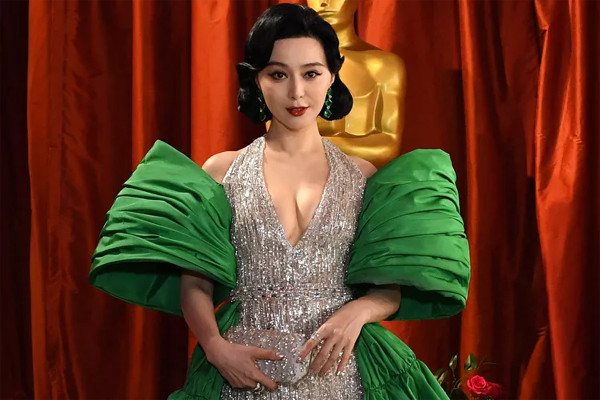 Phạm Băng Băng sexy ở thảm đỏ Oscar 5 năm sau scandal trốn thuế