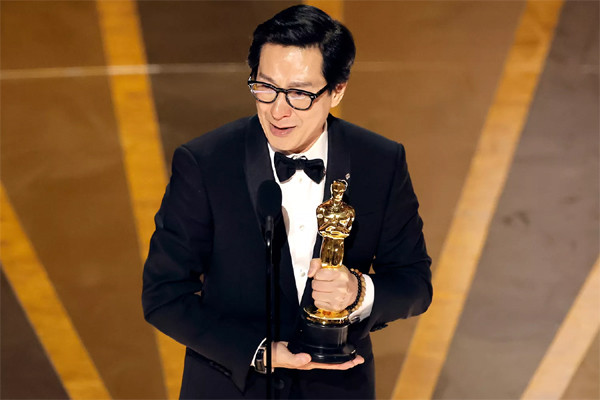 Oscar 2023: Hồng Châu trượt nữ diễn viên phụ, Quan Kế Huy khóc bên tượng vàng