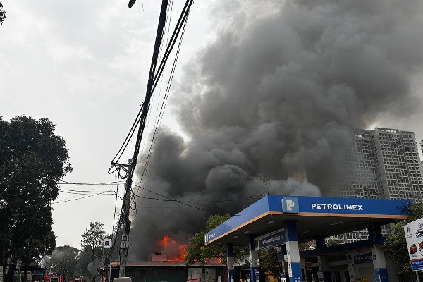 Cháy nhà kho rộng hàng trăm mét vuông cạnh cây xăng ở Hà Nội