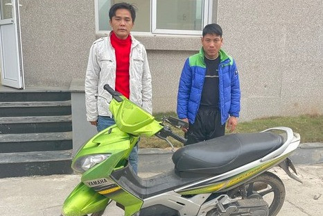 Cố cướp giật túi xách, 2 đối tượng kéo lê người phụ nữ trên đường