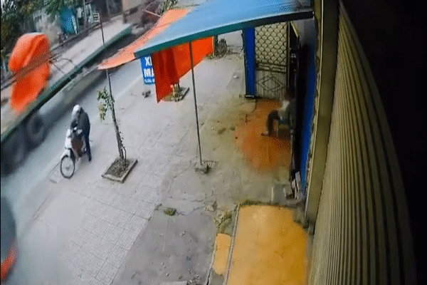 Ám ảnh với những cuộn thép trên ô tô đầu kéo bất ngờ rơi xuống đường