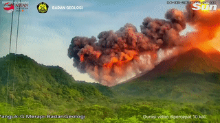 Cận cảnh núi lửa mạnh nhất Indonesia phun trào, làng mạc chìm trong tro bụi