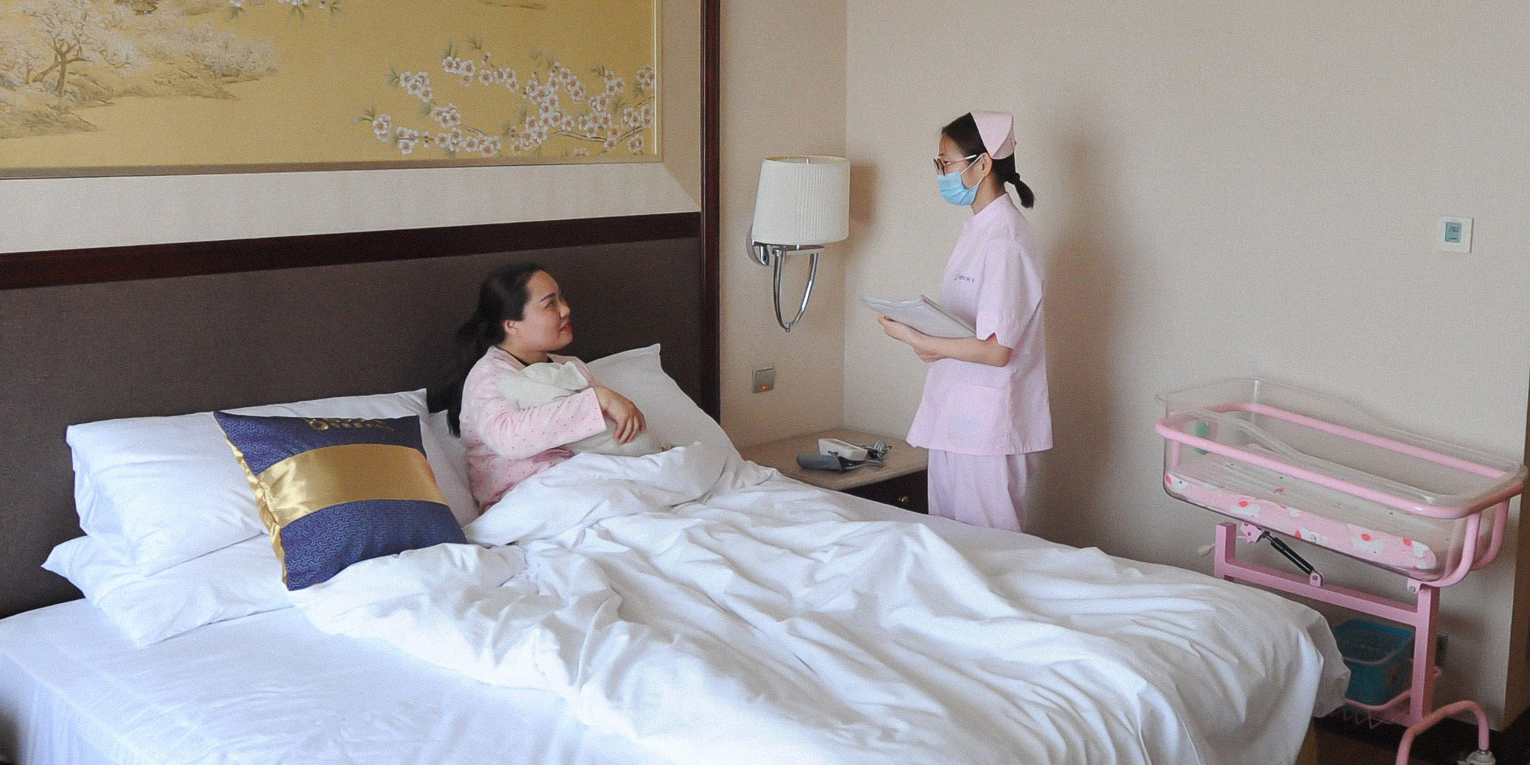 Những bà mẹ Trung Quốc ở cữ tại khách sạn, trốn khỏi nhà chồng