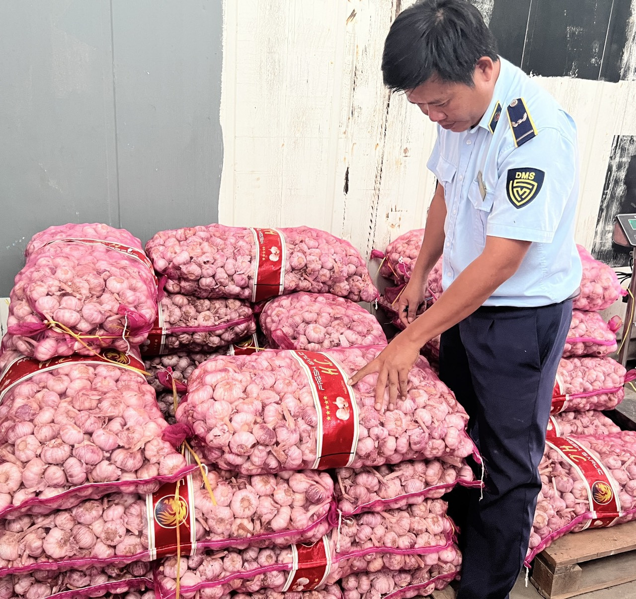 Thu giữ trên 1,2 tấn tỏi khô dán nhãn nước ngoài  - Ảnh 1.