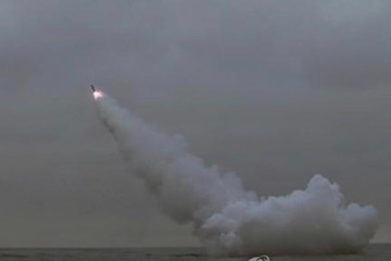 Triều Tiên tiếp tục phóng thêm 2 tên lửa ra biển