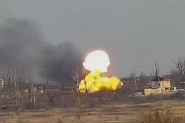 Video lính dù Nga bắn tên lửa phá hủy xe tăng Ukraine ở ngoại ô Vuhledar