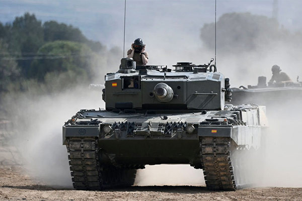 Binh sĩ Ukraine tập luyện với xe tăng Đức, sẵn sàng cho những đòn phản công táo bạo