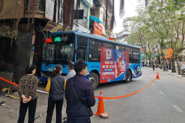 Xe buýt lao vào quán ăn trên phố Hà Nội, 3 người bị thương