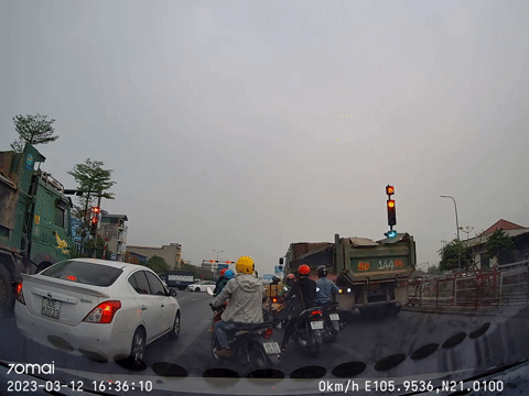Hoảng sợ trước cảnh xe buýt, xe tải vượt ẩu trên đường Hà Nội