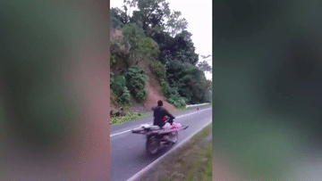 Sườn núi bị sạt lở suýt đổ trúng người đàn ông đi xe máy