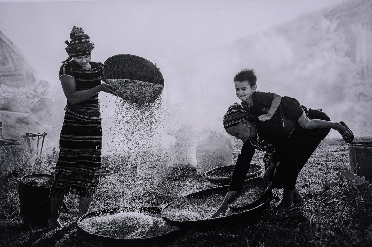 local pieces of work at international art photo contest exhibited in hanoi picture 11