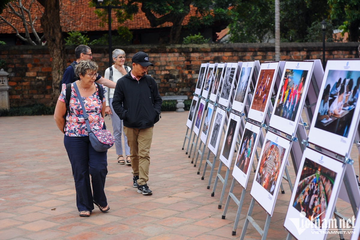 local pieces of work at international art photo contest exhibited in hanoi picture 2