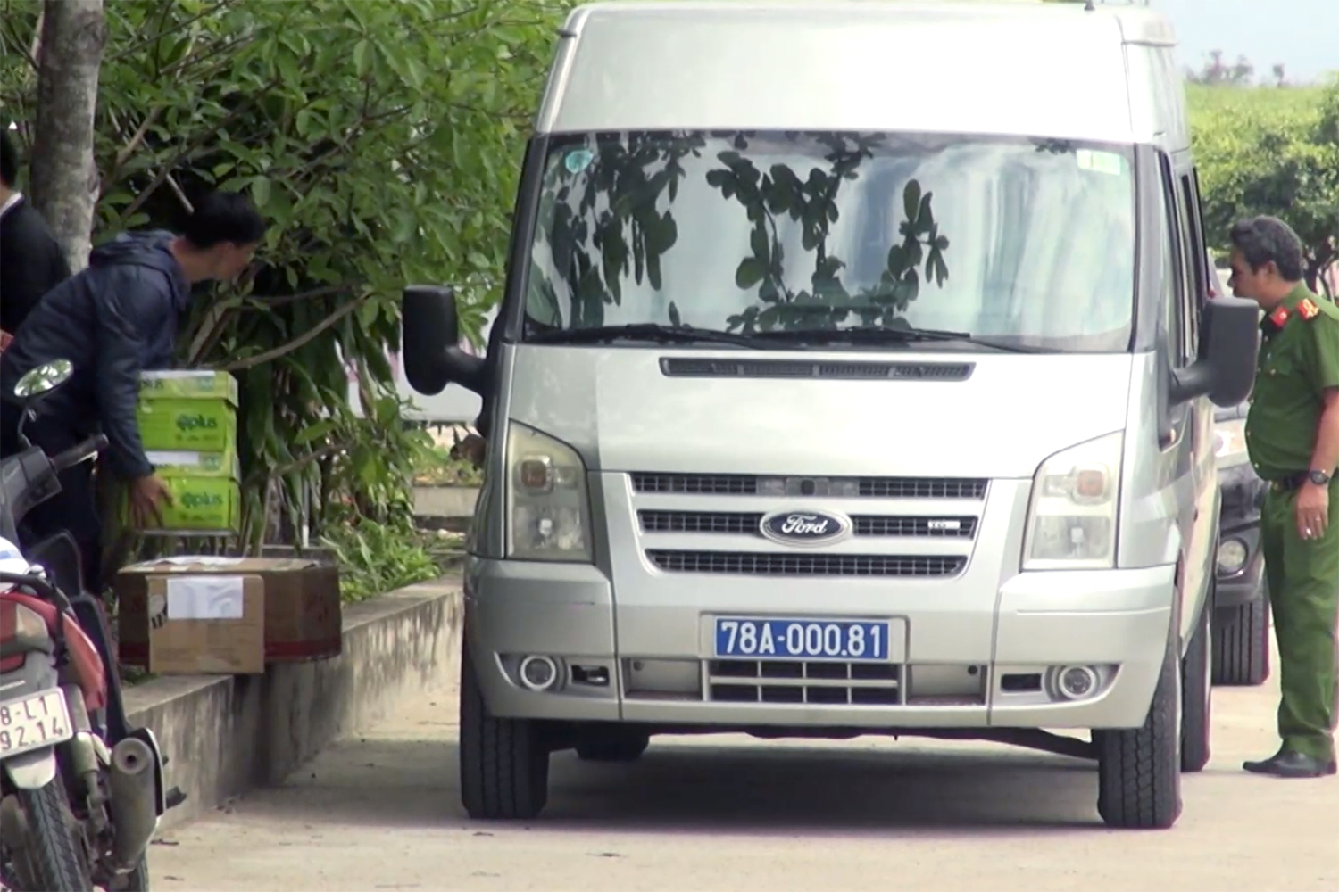 Cảnh sát khám xét Trung tâm đăng kiểm ở Phú Yên