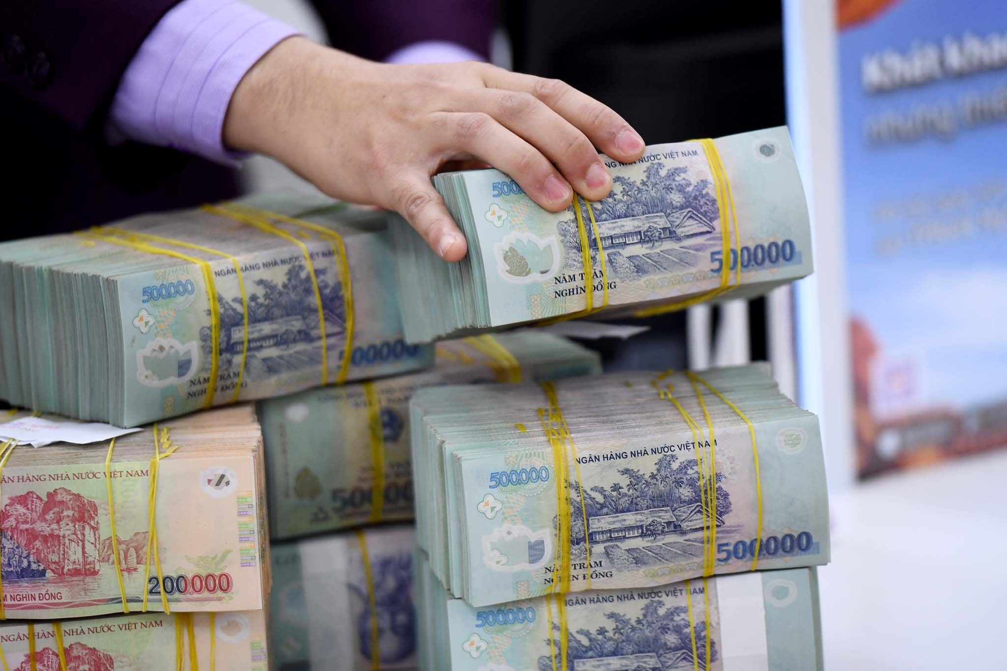 Ngược chiều thế giới, lãi suất Việt Nam có thể thấp hơn Mỹ, tại sao không?