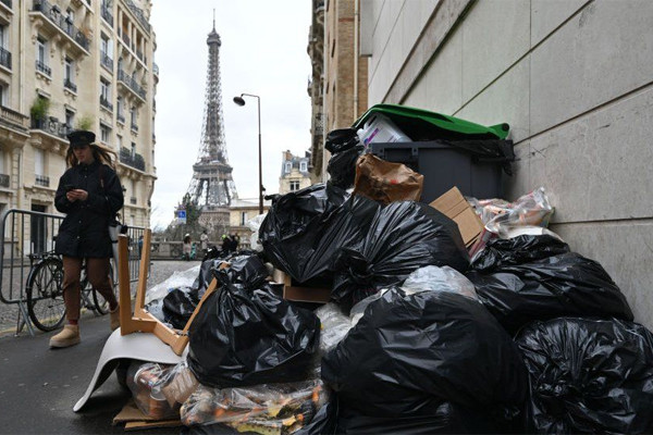 Paris hoa lệ bốc mùi, ngập trong rác thải khiến du khách thất vọng
