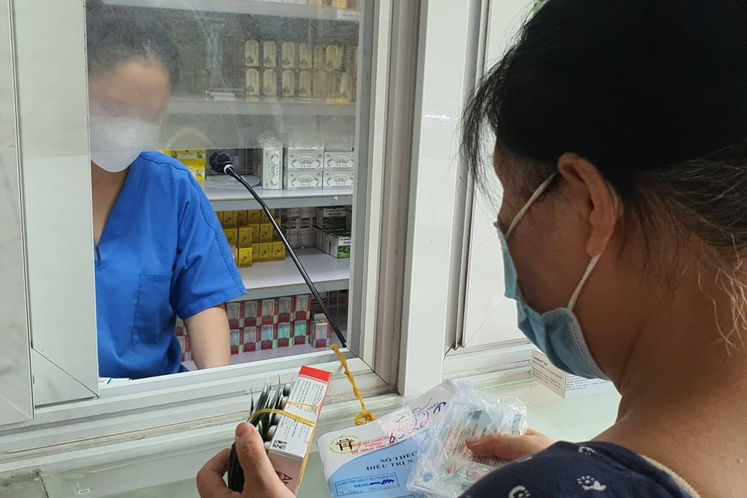 Bộ trưởng Y tế nêu giải pháp xử lý tình trạng người dân phải ra ngoài mua thuốc BHYT