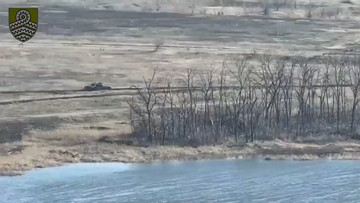 Video lính Ukraine tấn công xe tăng Nga