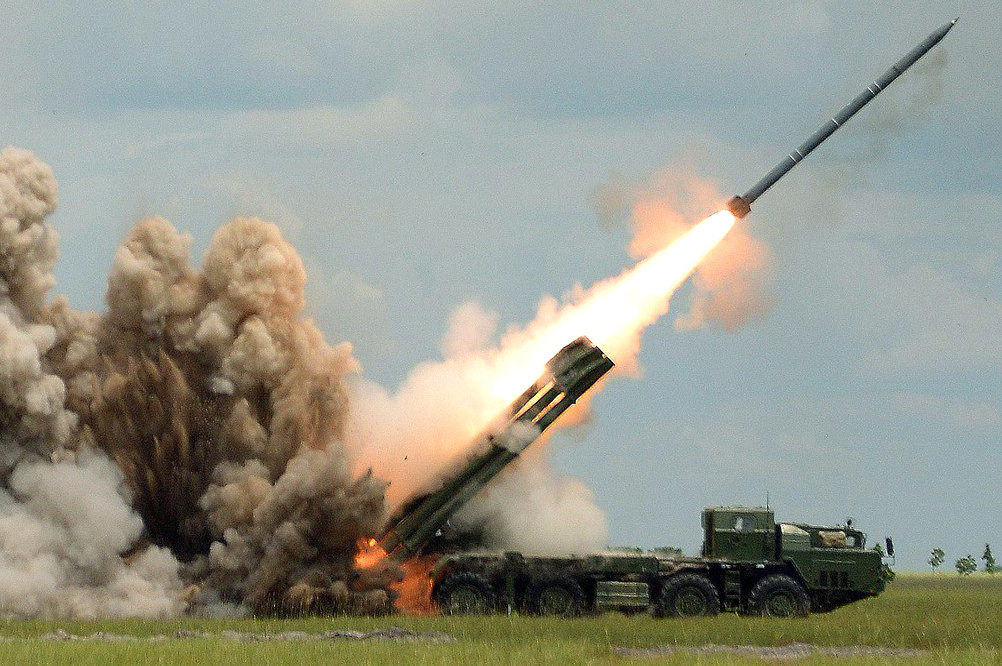 Pháo phản lực nguy hiểm nhất của Nga Tornado-S so kè với HIMARS của Mỹ