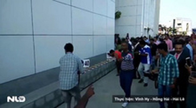 Người đàn ông tay trần đập vỡ hơn 100 quả dừa trong 50 giây