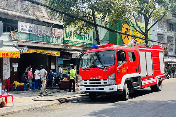 Cháy lớn tại đám giỗ, hàng chục người tháo chạy thoát thân