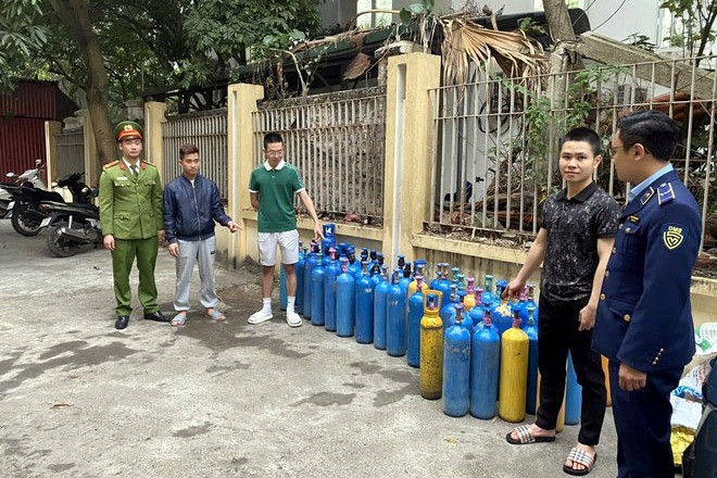 Triệt phá kho cung cấp 'khí cười' trên tầng 24 chung cư