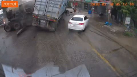 Thót tim cảnh nữ tài xế Toyota Vios lách tránh container lật nhào ở Hải Dương