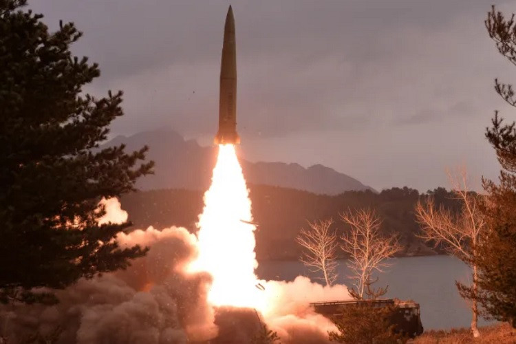 Triều Tiên vừa phóng tiếp tên lửa đạn đạo ra biển