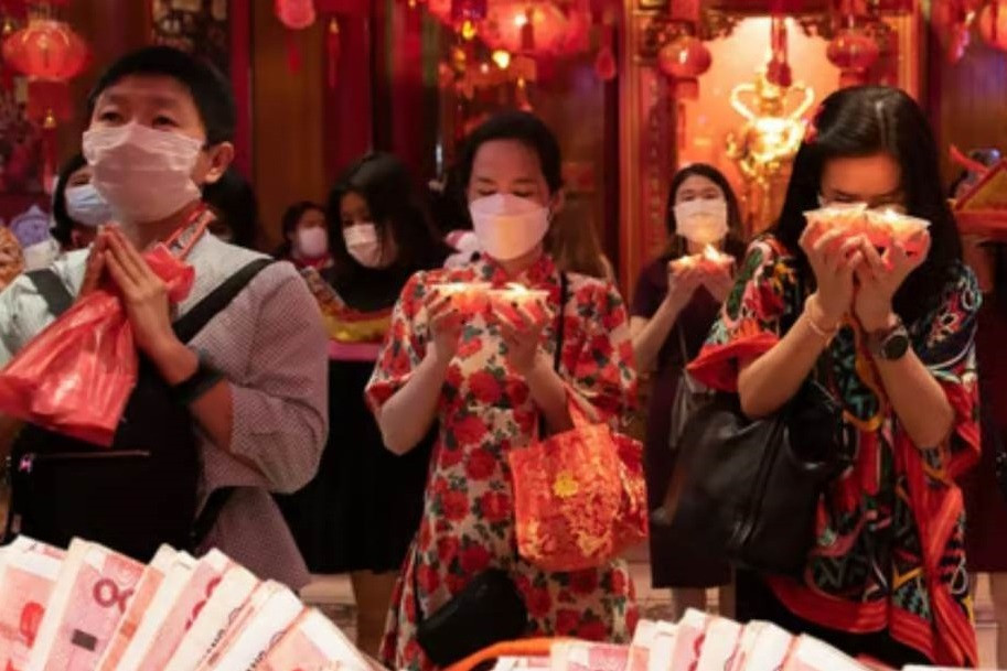 Người trẻ Trung Quốc xếp hàng xin vía Thần Tài, 'né' Thần Tình yêu
