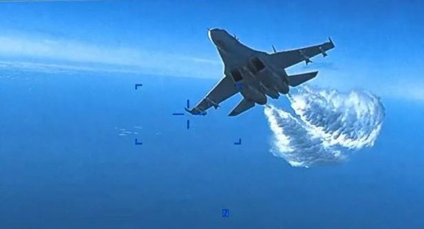 Video tiêm kích Su-27 Nga va chạm với UAV Mỹ trên Biển Đen