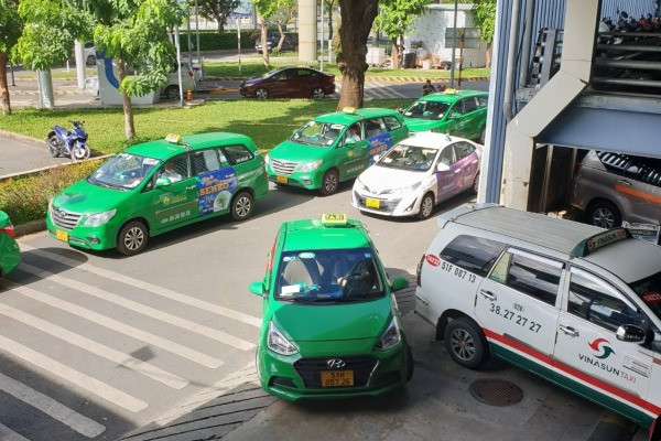 Taxi vào đón khách ở Tân Sơn Nhất sẽ bị thu phí như xe công nghệ từ ngày 1/4