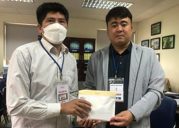 Trao hơn 131 triệu đồng đến em Nguyễn Thị Hiên bị ung thư máu