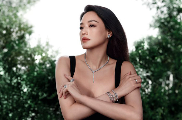 Thư Kỳ ngày càng gợi cảm ở tuổi U50