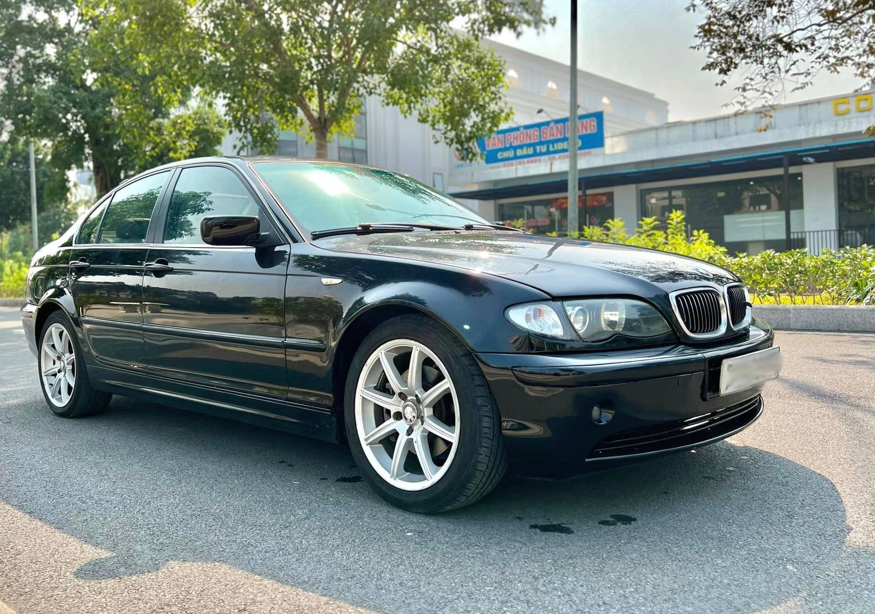 Giá xe chỉ 185 triệu, có nên mua xe sang cũ BMW 325i đời 2003?