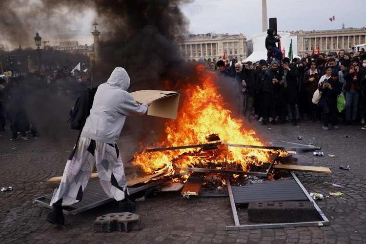 Hình ảnh cuộc biểu tình chống tăng tuổi hưu biến thành bạo loạn ở Pháp