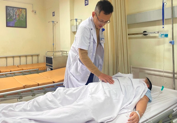 Sưng đau tinh hoàn nhưng chỉ được truyền dịch, kháng sinh