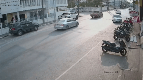 Nhấn nhầm chân ga, nữ tài xế húc văng hàng loạt xe máy