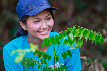 Hoa hậu H'Hen Niê tự tay cuốc đất trồng rừng ở Thanh Hoá